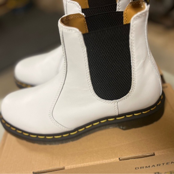 Dr. Martens 2976 Chelsea Boot - Women's - authentic all NWT 🤍 - Picture 8 of 9